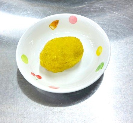 果物柄の小皿にのった、こんがり焼き上がったスイートポテト
